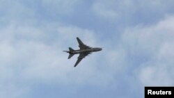 A Syrian Air force fighter-bomber strikes the town of Ras al-Ain near the Turkish frontier November 13, 2013.