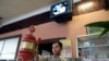 ​រូប​ឯកសារ​៖ អ្នក​បម្រើ​ការ​ក្នុង​ហាង​ម្នាក់​ចាក់​ស្រាបៀរ​ជូន​អតិថិជន​ក្នុង​ភោជនីយដ្ឋាន​មួយ​ក្នុង​ក្រុង​ភ្នំពេញ​កាល​ពី​ថ្ងៃ​ទី​១ ខែ​មេសា ឆ្នាំ​២០០៩ ខណៈ​ដែល​ទូរទស្សន៍​កំពុង​ផ្សាយ​ពី​សាលា​ក្តី​ខ្មែរ​ក្រហម។