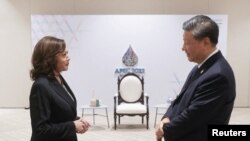 Makamu Rais wa Marekani Kamala Harris (L) akisalimiana na Rais wa China Xi Jinping pembeni ya mkutano wa APEC mjini Bangkok, Thailand, Nov. 19, 2022. (The White House/Handout via Reuters) 