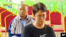 အမျိုးသားနေ့အထိမ်းအမှတ် လွှတ်ပေးတဲ့အခမ်းအနားအတွင်း အင်းစိန်အကျဉ်းထောင်ခမ်းမတခုတည်းမှာ အစိုးရပိုင် ရုပ်သံက ပြသထုတ်လွှင့်တဲ့ ဂျပန် မှတ်တမ်းရုပ်ရှင်သတင်းရိုက်ကူးသူ Toru Kubota (နိုဝင်ဘာ ၁၈၊ ၂၀၂၂/အေပီ)