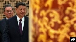 资料照：中国领导人习近平和总理李强步入北京人大会堂。（2024年6月28日）