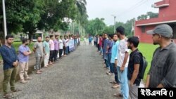 বাংলাদেশ কৃষি বিশ্ববিদ্যালয়ের (বাকৃবি) শিক্ষার্থীরা জয়নুল আবেদীন মিলনায়তনের মুক্তমঞ্চের সামনে মানববন্ধন ও বিক্ষোভ সমাবেশ করে। ১ জুলাই, ২০২৪।