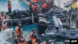 菲律宾武装部队2024年6月17日发布的视频截图照片显示，中国海岸警卫队成员在南中国海第二托马斯沙洲（中国称为仁爱礁）附近冲撞菲律宾海岸警卫队船只并发生暴力冲突。