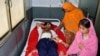 শুক্রবারের প্রাণনাশী বোমা হামলায় আহত একজনকে পাাকিস্তানের কেয়েটায় চিকিত্সা দেওয়া হচ্ছে। ৩০ সেপেটম্বর ২০২৩। 