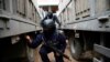 Anggota pasukan Angkatan Laut Ekuador memeriksa sebuah kapal dan barang bawaannya dalam patroli di Guayaquil, Ekuador, pada 28 Maret 2024. (Foto: Reuters/Santiago Arcos)