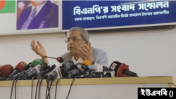 এক সংবাদ সম্মেলনে বিএনপির মহাসচিব মির্জা ফখরুল ইসলাম আলমগীর। ফাইল ছবি।