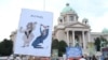 Aleksandar Vučić na karikaturi Dragoljuba Petričića na transparentu tokom 16. protesta Srbija protiv nasilja, u Beogradu, 19. avgusta 2023. (Foto: FoNet)
