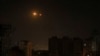 Sebuah ledakan drone terlihat di tengah serangan drone Rusia, di Kyiv, Ukraina pada 25 Mei 2023. (Foto: REUTERS/Gleb Garanich)