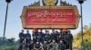 မြဝတီမြို့ဆိုင်းဘုတ်ရှေ့ တွေ့ရတဲ့ Cobra column တပ်ဖွဲ့ဝင်များ (ယခင်ပုံဟောင်း)