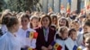 Moldova Prezidenti Maya Sandu Kishinyovda bo‘lib o‘tgan Milliy bayroq kuni munosabati bilan o‘tkazilgan marosimda bolalar bilan uchrashdi, 2024-yil, 27-aprel.