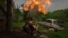 Seorang tentara Ukraina menembakkan mortir ke posisi Rusia di garis depan dekat Bakhmut, wilayah Donetsk, Ukraina, 28 Mei 2023. (Foto: AP)