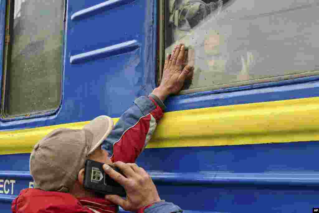 Temir yo&#39;l bekati. BMT Qochqinlar agentligiga ko&rsquo;ra, yetti kun ichida taxminan 830 ming odam Ukrainadan qo&rsquo;shni davlatlarga qochgan. Kramatorsk.