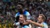 Jwe seleksyon nasyonal Anglete Jordan Henderson (mitan) selebre ak ko ekipye li yo apre li make premye gol ekip la pandan Mondyal Foutbol Qatar la, 4 Desanm 2022. 