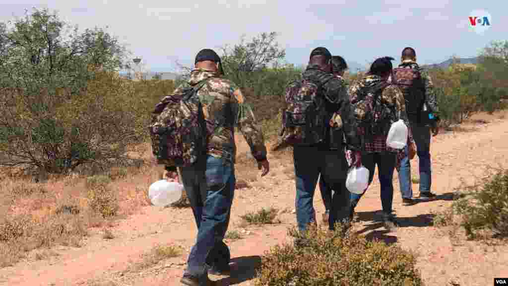 La Voz de América acompañó a agentes de la CBP en un un simulacro de cómo se cruza la frontera a manos de traficantes en el paso fronterizo entre EE.UU. y México. Esta misma semana se informó que la cantidad de migrantes detenidos en la frontera sur en abril superó los 100.000 por segundo mes consecutivo. Photo: Celia Mendoza - VOA