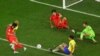 Jwe Sid Koreyen Son Heung-min choute balon an nan direksyon gol la pandan ko-ekipye li Cho Gue-sung ak Brezilyen Marquinhos ak Alisson reyaji, 5 Desanm, 2022. 
