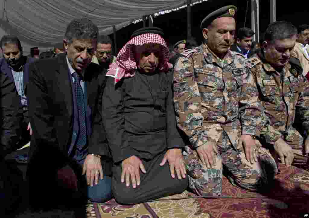 Uchuvchi Muaz Kasasbiyning otasi (o&#39;ngdan uchinchi) Safi Kasasbiy o&#39;g&#39;lining marakasida qatnashmoqda, Ai qishlog&#39;i, Iordaniya, 4-fevral, 2015-yil