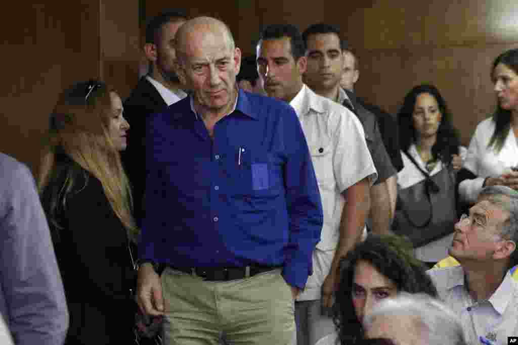 Former Israeli prime minister Ehud Olmert at the Tel Aviv District Court in Israel, May 13, 2014. 