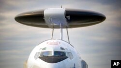 Avioni i NATO-s i ulur në bazën ushtarake pranë kryeqytetit rumun (17 janar 2023)