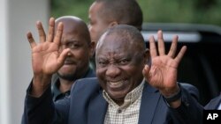 Rais wa Afrika Kusini Cyril Ramaphosa akiondoka kwenye mkutano wa kamati kuu ya chama cha ANC mjini Johannesburg, Disemba 5, 2022. Picha ya AP