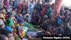watu wakiomboleza waliokufa kutokana na mafuriko DRC