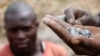 Un mineur montre du coltan dans une mine de coltan à Rukunda, dans le territoire de Masisi, RDC, le 2 décembre 2018.