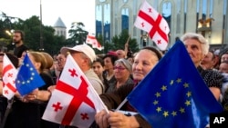 Namoyishchilar Gruziya va Yevropa Ittifoqi bayroqlarini ko'tarib chiqdi, Tbilisi, gruziya, 2022-yil, 3-iyul.