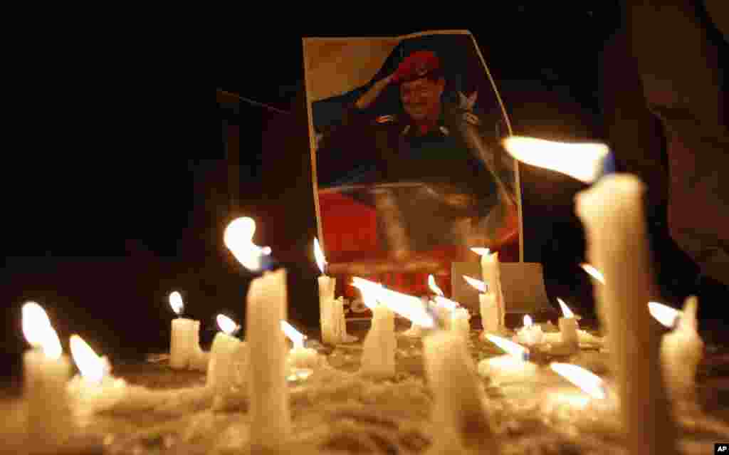Những cây nến cạnh hình ông Hugo Chavez bên ngoài đại sứ quán Venezuela ở Quito, Ecuador, ngày 5/3/2013.