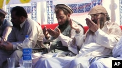 Nghi can Rehman Lakhvi (giữa), nghi can trong vụ tấn công Mumbai, cầu nguyện tại một buổi mít tinh ở Muzaffarabad thủ phủ vùng Kashmir thuộc Pakistan, 28/6/2008 