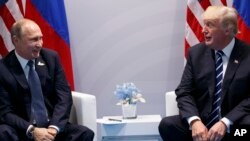 Tổng thống Nga Vladimir Putin (trái) và Tổng thống Mỹ Donald Trump, ngày 7/7/2017.