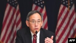 Bộ trưởng Năng Lượng Hoa Kỳ Stephen Chu chủ tọa lễ ký kết cùng với Bộ trưởng Khoa Học Và Công Nghệ Trung Quốc