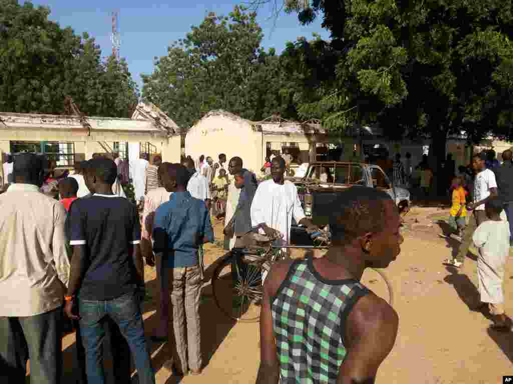 Nigeriya shimoli-sharqidagi Potiskum shahrida suiqasd xurujida kamida 48 odam o&#39;lgan, aksariyati o&#39;quvchilar. Voqea o&#39;rta maktabda sodir bo&#39;lgan. Bomba bolalar bir joyga to&#39;planganda portlagan. 