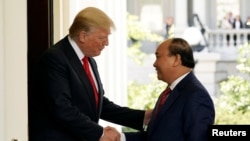 Ông Phúc và ông Trump tại Tòa Bạch Ốc. (Hình: REUTERS/Kevin Lamarque)