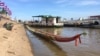 ទូក ​ង​ ឈ្មោះ ​«រស្មីស្រីស្រស់ដាញ់ទិព្វសែនជ័យ‍» មក​ពី​វត្តអម្ពវ័ន្ត សង្កាត់​ព្រែកថ្មី ខណ្ឌច្បារអំពៅ រាជធានីភ្នំពេញ ត្រូវ​បាន​ទូក​ទេសចរណ៍​បុក នៅ​រាជធានី​ភ្នំពេញ កាលពី​ថ្ងៃទី​១១ ខែវិច្ឆិកា ឆ្នាំ​២០១៦។ (កាន់ ​វិច្ឆិកា/VOA) 