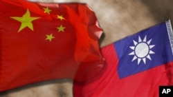 资料图 - 中华民国国旗（右下）和中华人民共和国国旗。艺术加工图。