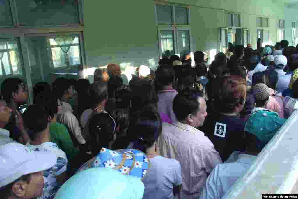 Myanmada o&#39;tgan parlament saylovlarida Aun San Su Kiy boshliq muxolif partiya, Demokratiy uchun milliy liganing qo&#39;li baland kelgan. Hukmron partiya mag&#39;lubiyatini tan olmoqda. Oxirgi chorak asrda o&#39;tkazilgan ilk erkin saylovlar bu.