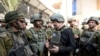 Thủ tướng Benjamin Netanyahu trao đổi với binh sĩ Israel.