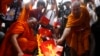 បាតុករ​ខ្មែរ​ដុត​ទង់ជាតិ​វៀតណាម​​ធ្វើ​ពី​ក្រដាស​ ក្នុង​អំឡុង​បាតុកម្ម​មួយ​នៅឯ​ផ្លូវ​ដែល​ត្រូវ​បិត​នៅ​មុខ​ស្ថានទូត​វៀតណាម​ក្នុង​ក្រុង​ភ្នំពេញ​ កាល​ពី​ថ្ងៃ​ពុធ ទី​៨ ខែ​តុលា ឆ្នាំ​២០១៤។
