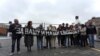 ARCHIVO - Activistas sostienen una pancarta que dice "Por vuestra libertad y la nuestra" durante un piquete en memoria de una manifestación de siete personas en 1968 en la Plaza Roja de Moscú, el domingo 25 de agosto de 2013.