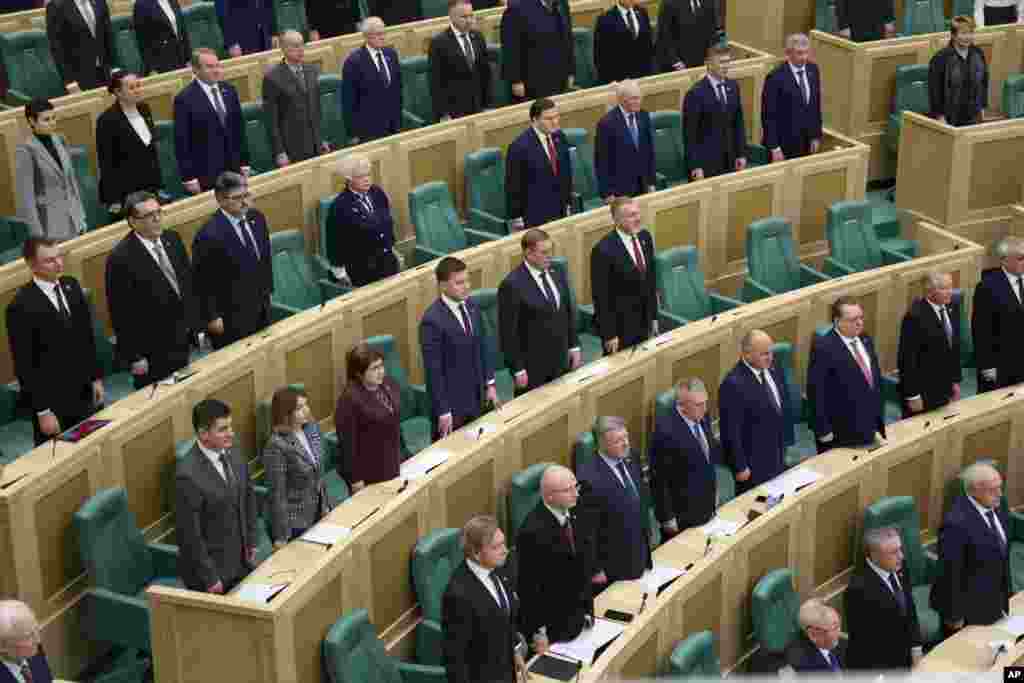Rossiya qonunchilari mamlakat madhiyasi sadolari ostida Prezident Vladimir Putinga qurolli kuchlarni xorijiy mamlakatga yo&#39;llashga ruxsat berdi