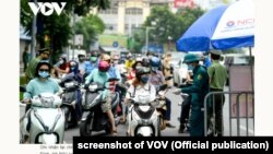 Ảnh tư liệu _ Một chốt kiểm soát bị ùn ứ hôm 09/8/2021 khi Hà Nôi hạn chế người dân ra đường