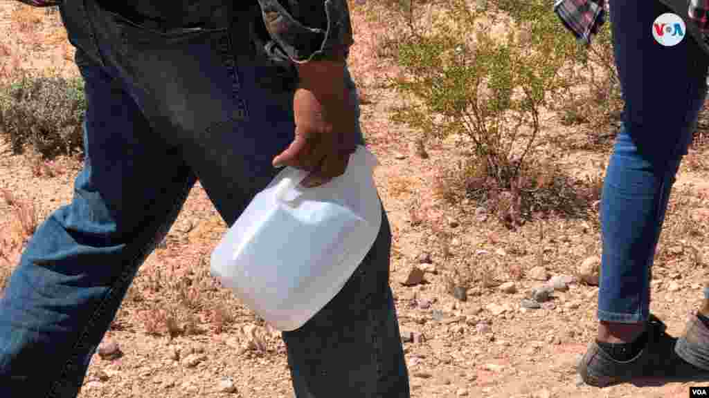 La Voz de América acompañó a agentes de la CBP en su centro de entrenamiento en Arizona donde mostraron cómo es el proceso del rescate de los migrantes por parte de las autoridades. En una audiencia de la Subcomisión de Inmigración y Seguridad Fronteriza del Senado, la jefa de la Patrulla Fronteriza, Carla Provost, dijo a los senadores que los números de detención estaban "fuera de lo normal". Photo: Celia Mendoza - VOA