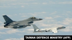 台湾空军战斗机2018年5月11日跟踪抵近台湾空域飞行的中国大陆一架轰炸机（台湾国防部照片）