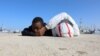Migrantes resgatadados pela guarda costeira da Líbia em Tripoli