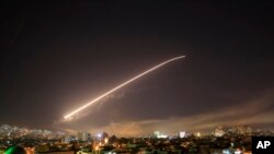 叙利亚防空部队发射导弹回应美英法空袭（美联社）