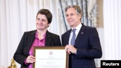 美国国务卿布林肯就发布《2024年人口贩运问题报告》发表讲话并表彰打击人口贩运的英雄人物。(2024年6月24日)