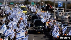 Isroilliklar XAMAS garovida halok bo'lgan Shiri Bibas va uning ikki o'g'li bilan vidolashmoqda, Ashkelon, Isroil, 26-fevral, 2025. 