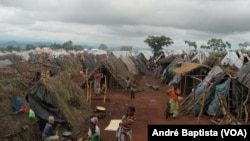 Tendas improvisadas no campo de refugiados moçambicanos em Kapise, o Malawi. 