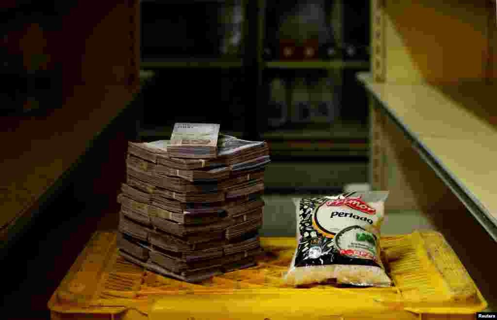 A 1kg package of rice may be purchased for 2,500,000 bolivars, or $0.38.