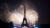 14/7: Tháp Eiffel sáng rực tại Paris trong buổi bắn pháo bông mừng Lễ Bastille, Ngày Quốc Khánh Pháp.