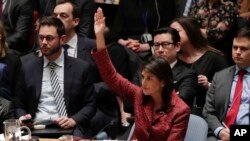Đại sứ Mỹ tại Liên Hiệp Quốc Nikki Haley giơ tay biểu quyết chống một dự thảo nghị quyết được Nga giới thiệu trong một cuộc họp của Hội đồng Bảo an, ngày 10 tháng 4, 2018, tại trụ sở của hội đồng ở New York, Mỹ.